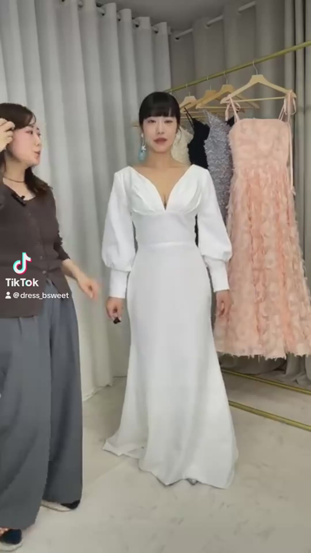 【wd382ls】プランジングネックロングスリーブドレス　２カラー　マーメイドライン