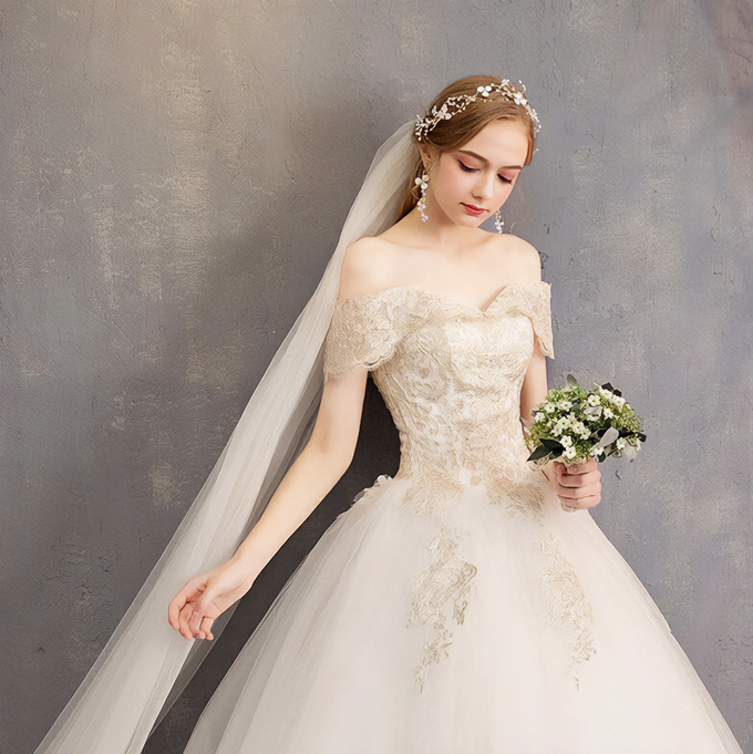 【wd328d】　オフショルダー刺繍デザインドレス　プリンセスライン