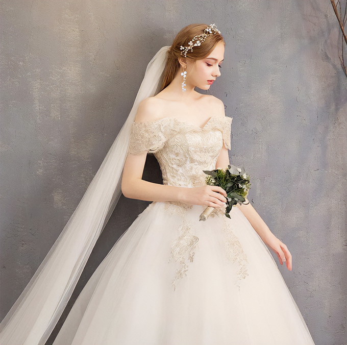 【wd328d】　オフショルダー刺繍デザインドレス　プリンセスライン